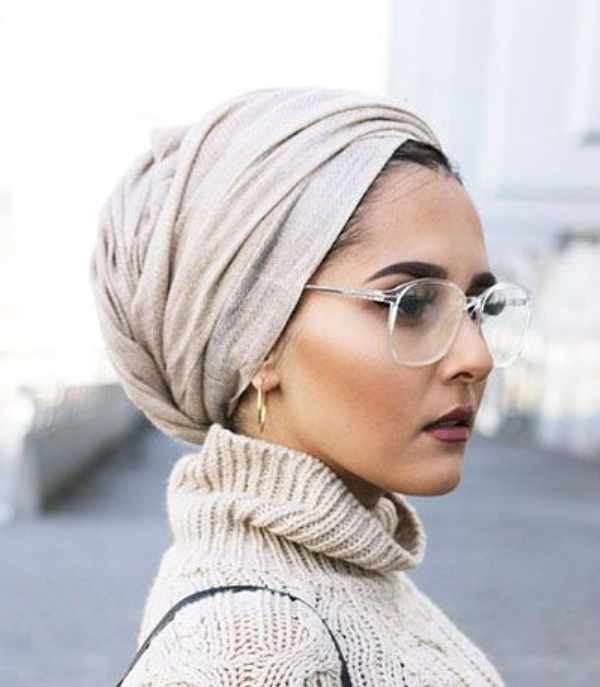 Hijab turban dengan aksen bros mewah